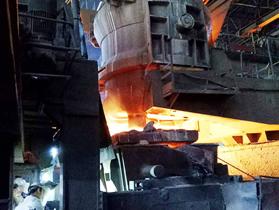 連鑄設備運行中